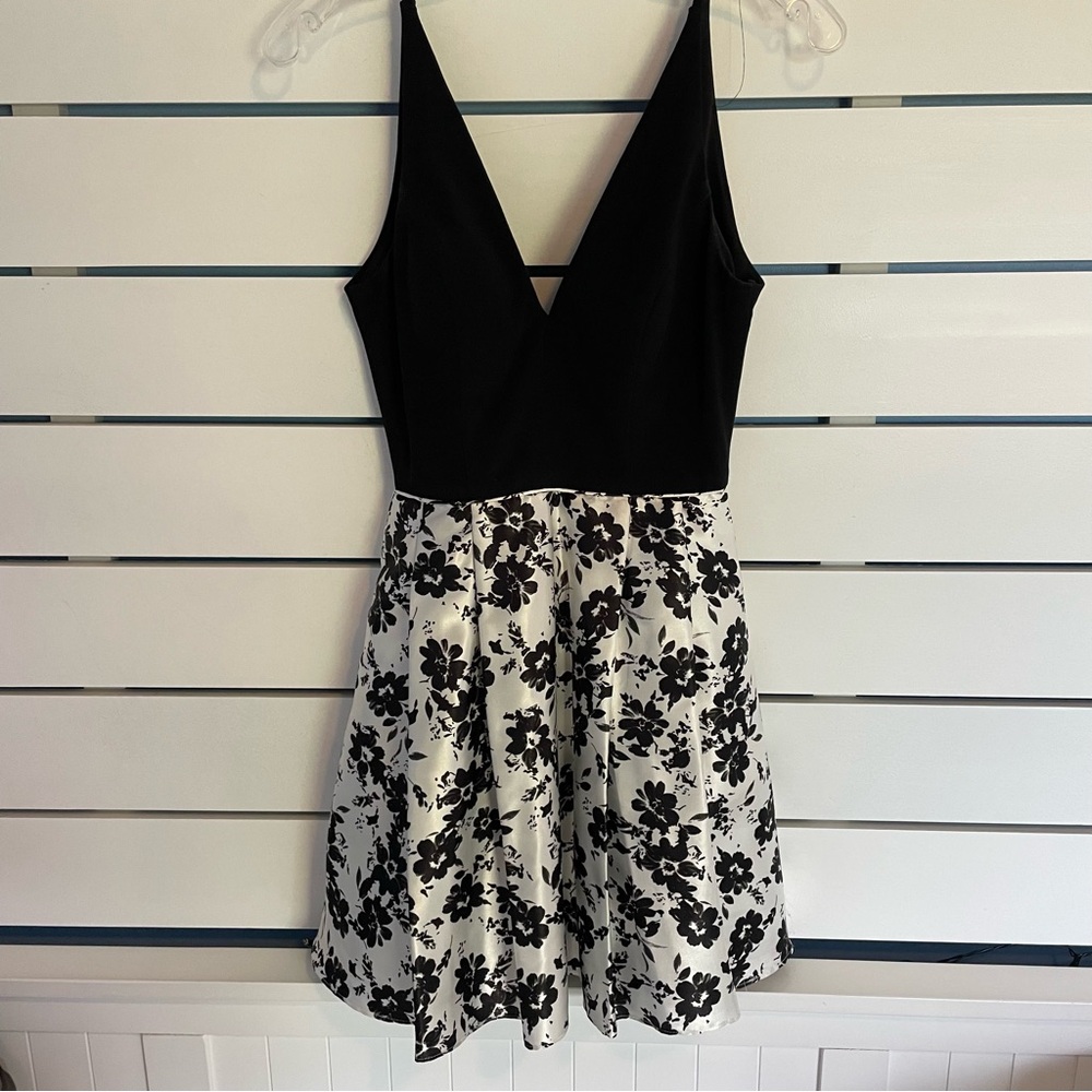 Women’s size one black and white floral mini dress - Picture 3 of 8